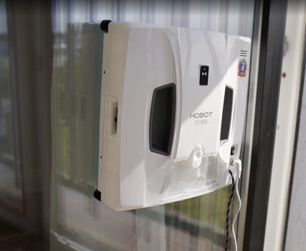 Ce diferențiază Hobot-SP10 de alți roboți?
Principala diferență dintre acest model și alte dispozitive similare este modulul său de curățare. Nu doar laveta din microfibră, ci și două raclete mobile îndepărtează murdăria de pe sticlă și alte suprafețe. Acestea ajută la obținerea unui rezultat perfect de curățare.